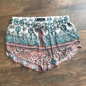 Kendall & Kylie boho floral shorts - medium